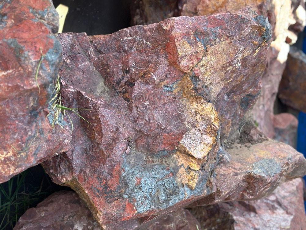 Камни для ландшафтного дизайна красно-фиолетовые 10-60 килограмм купить в Архангельске