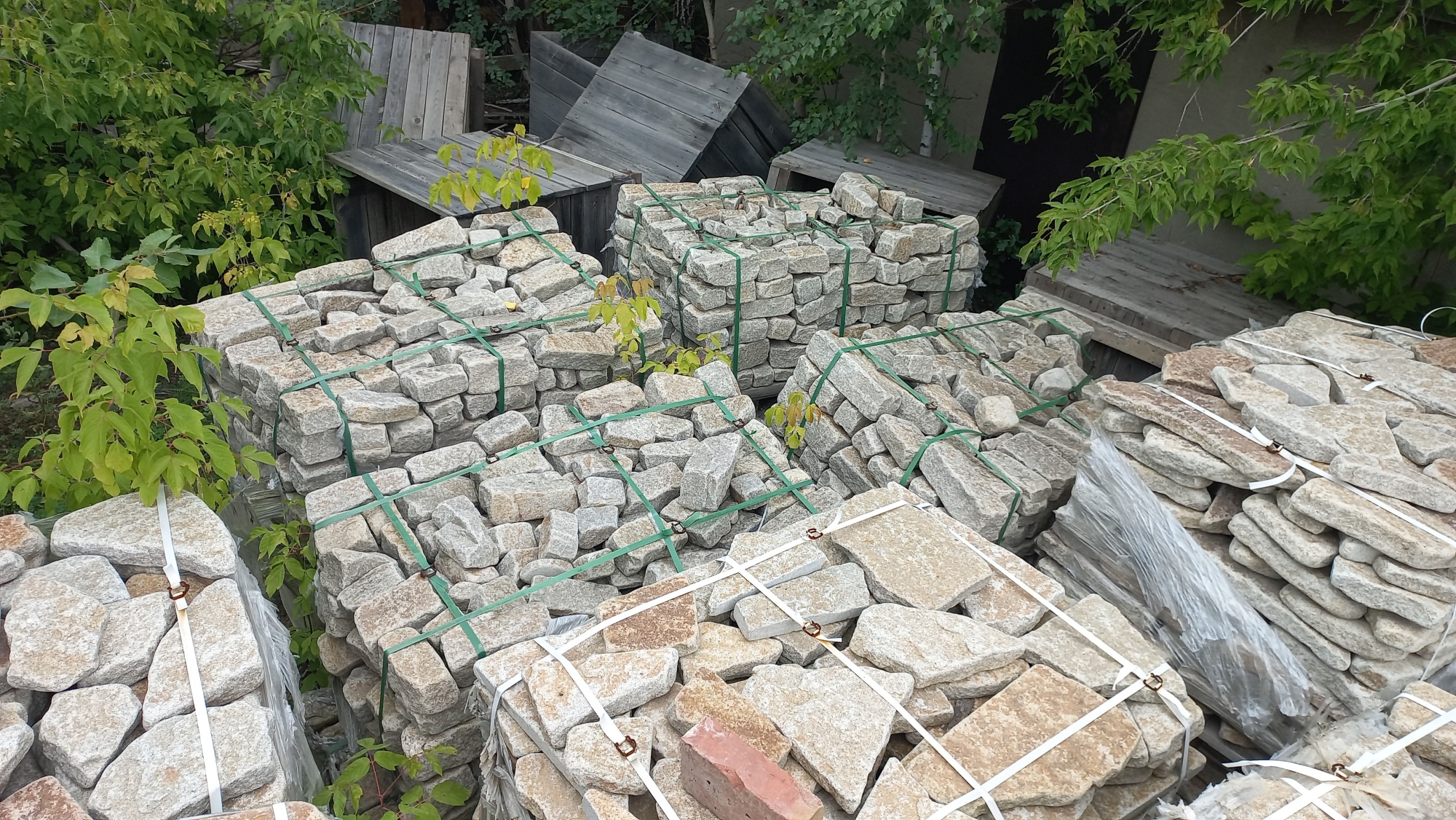 Плитняк галтованный гранитный для ландшафтного дизайна купить в Архангельске