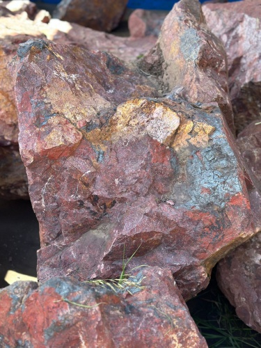 Камни для ландшафтного дизайна красно-фиолетовые 10-60 килограмм купить в Архангельске