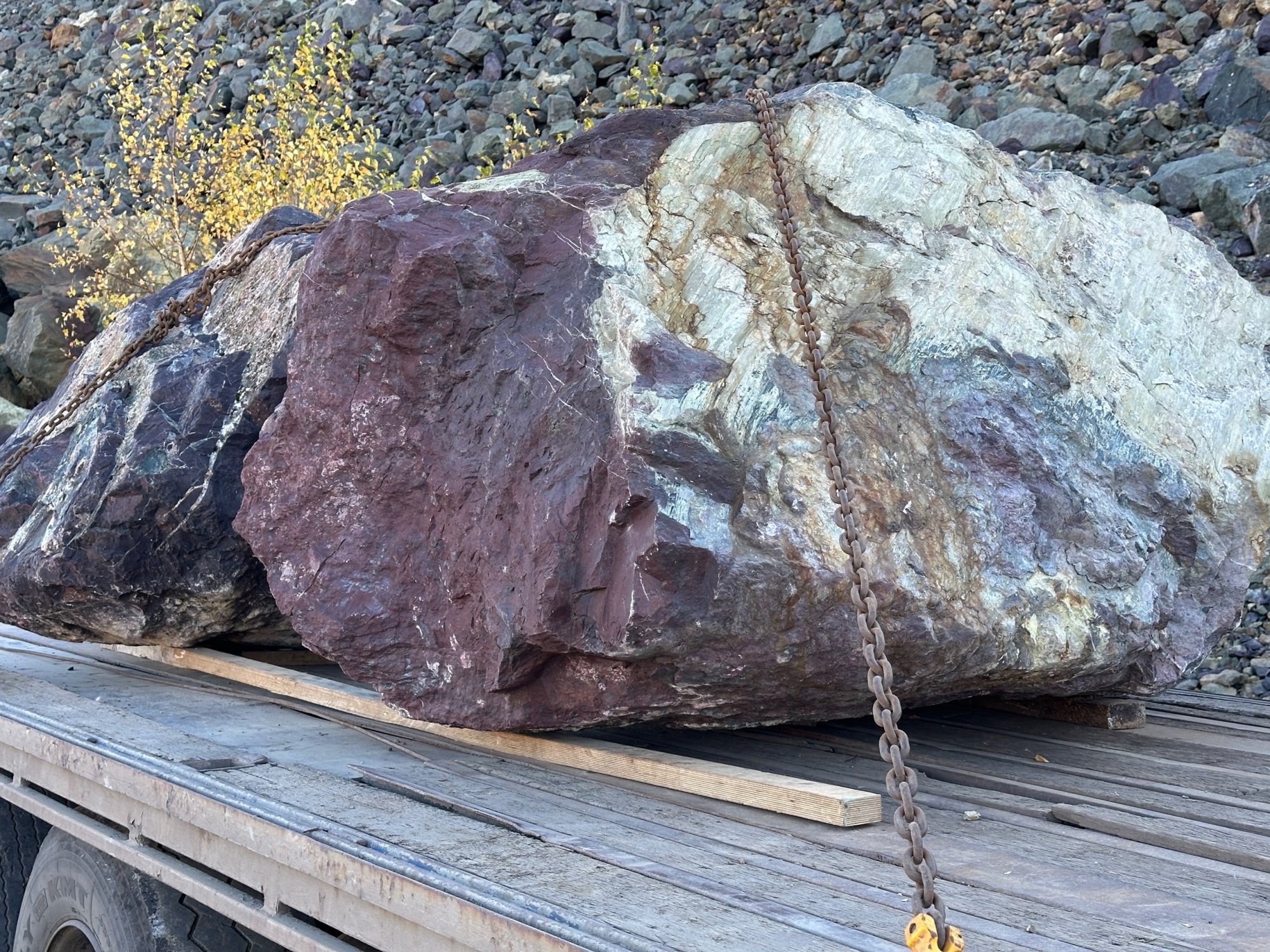 Огромные красно-фиолетовые валуны для ландшафтного дизайна весом более 5 тонн купить в Архангельске