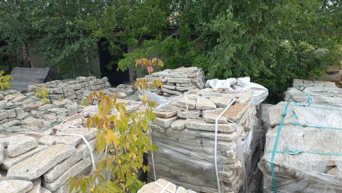 Плитняк галтованный гранитный для ландшафтного дизайна купить в Архангельске