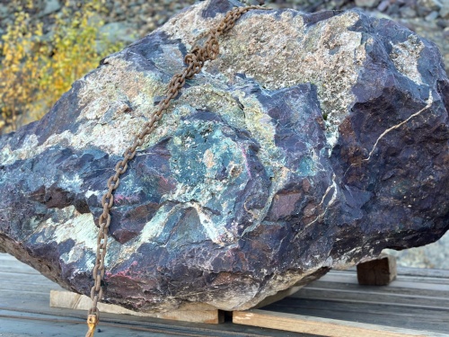 Огромные красно-фиолетовые валуны для ландшафтного дизайна весом более 5 тонн купить в Архангельске