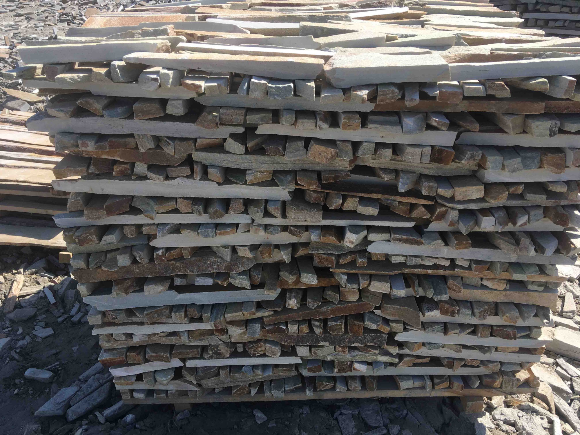 Горбушка златолит золотистый для облицовки купить в Архангельске