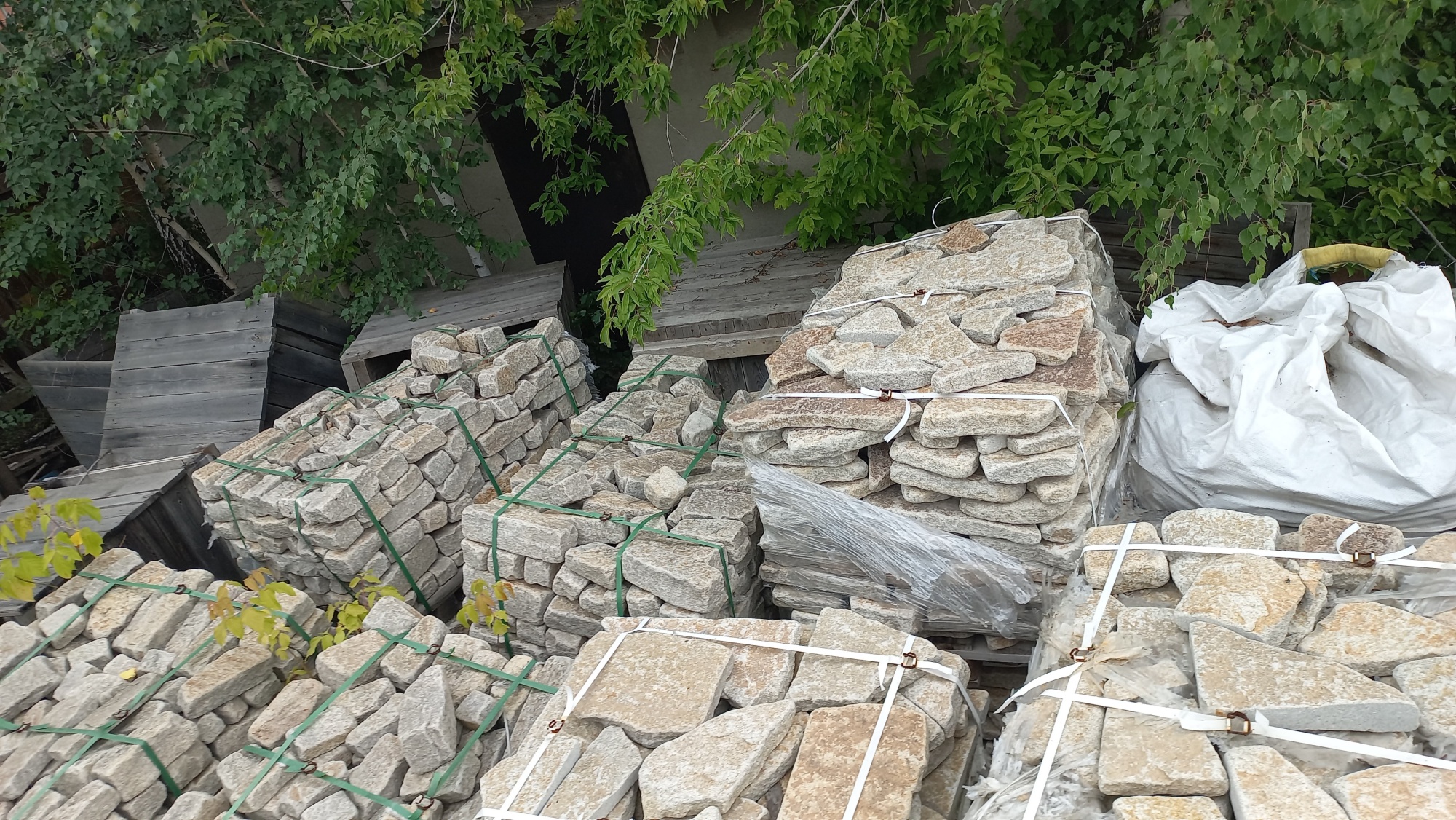 Плитняк гранитный галтованный купить в Архангельске