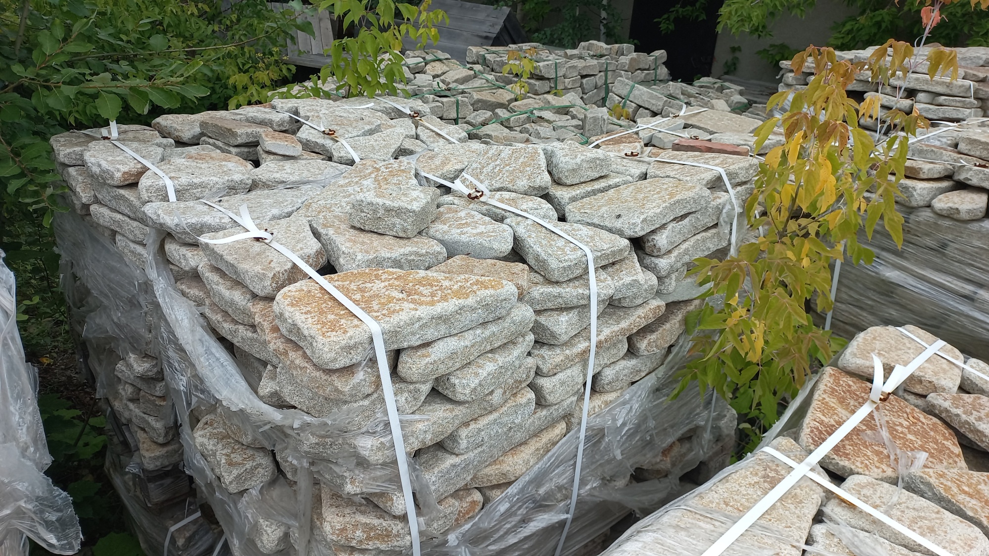 Плитняк галтованный гранитный для ландшафтного дизайна купить в Архангельске