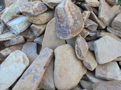 Златолит жёлтый, жёлто-зелёный глыбки и валуны для ланшафтного дизайна купить в Архангельске