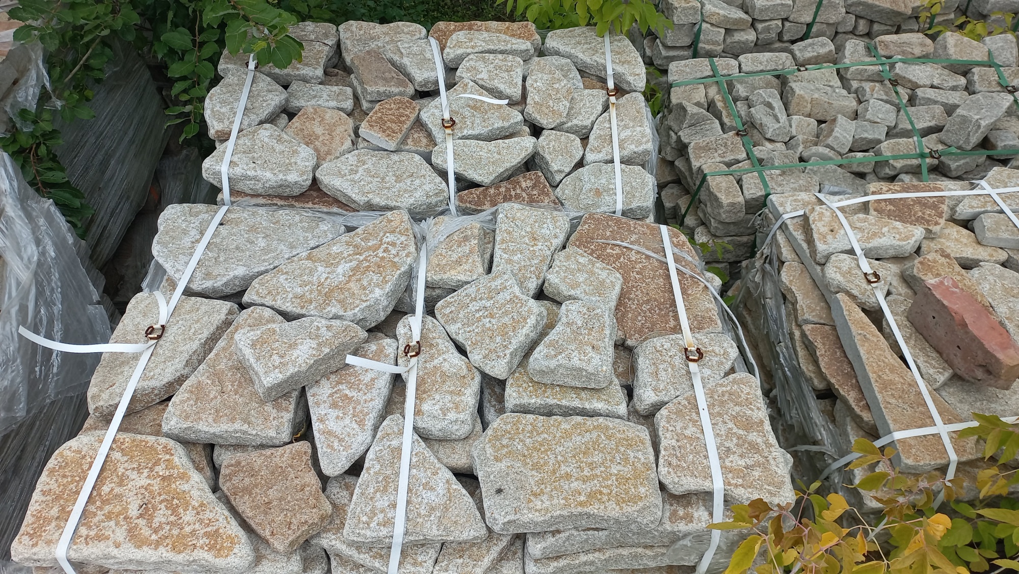 Гранитный плитняк галтованный для мощения купить в Архангельске