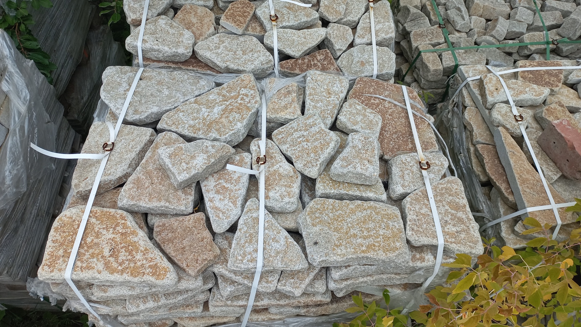 Плитняк галтованный гранитный для ландшафтного дизайна купить в Архангельске