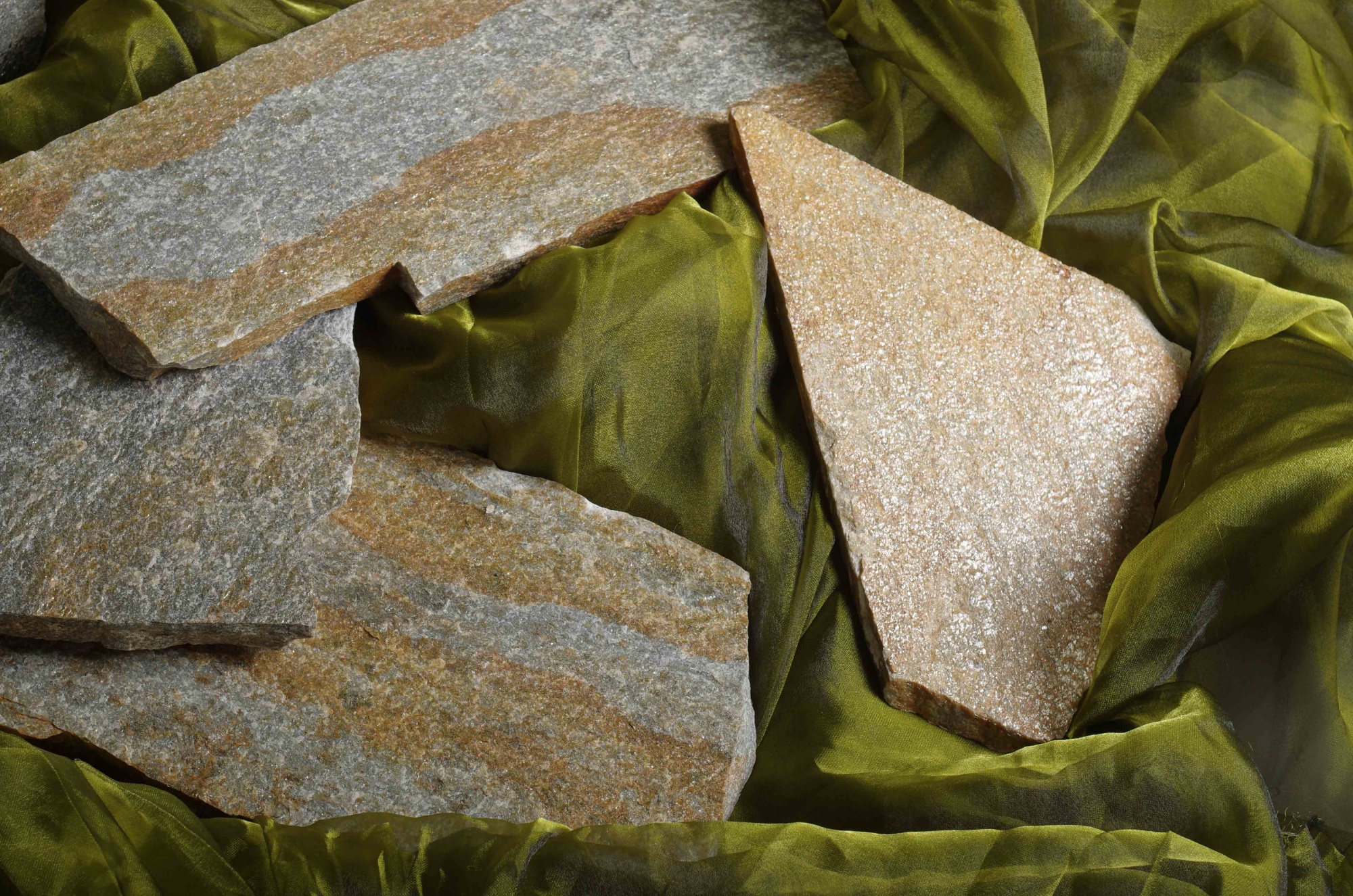 Плитняк златолит Уральский для цоколя, отмостки купить в Архангельске